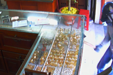 Kinh hoàng kẻ cướp đập tủ kính, gom vàng trong vòng 5 giây ở TP.HCM