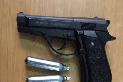 Tiện thể thử súng, thanh niên bắn vỡ kính 2 showroom ô tô