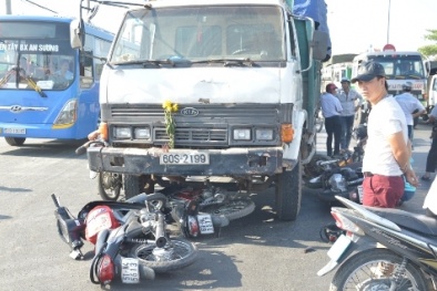 Xe ben vượt đèn đỏ tông hàng loạt xe máy, 10 người bị thương