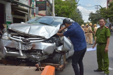 Đang sửa xe trong tiệm bị ô tô lao vào tông chết 