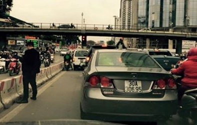 Xử phạt 200 ngàn người đàn ông 'tè bậy' giữa đường