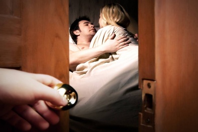 ‘Người nhện’ khỏa thân lao cửa sổ tầng 3 vì bị bắt quả tang ngoại tình