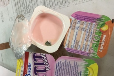 Sữa chua Le Petit Plaisir liên tiếp bị tố mốc đen khi còn hạn sử dụng