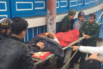 Tàu cá vượt sóng gió đưa ngư dân trên đảo Cù Lao Chàm đi cấp cứu