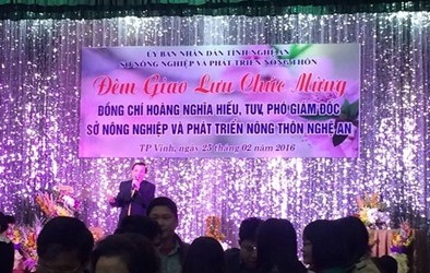 Nhà khách tổ chức tiệc mừng tân PGĐ Sở nhận lỗi vì tấm phông hoành tráng