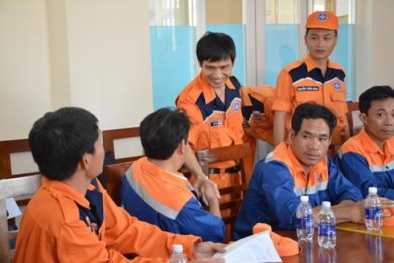 Tàu chìm, 10 thuyền viên ngồi 3 tiếng trên thúng trai chờ cứu hộ