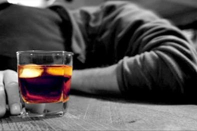 Kon Tum: Cản vợ 'nốc' rượu, người chồng chết thảm