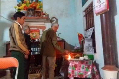 Bé 6 tuổi bị ép tự thiêu trong nhà nghỉ: 'Cũng chỉ tại mẹ con ơi...'