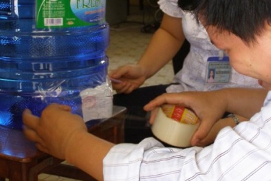 Nhiều mẫu nước uống đóng bình không đạt chuẩn