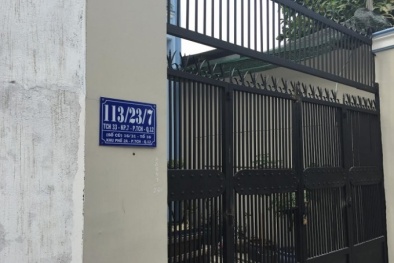 Chồng đau đớn tột cùng ôm chặt người vợ tự thiêu 