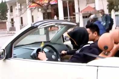 Ảo thuật gia bịt mắt lái xe mui trần lượn phố Hà Nội đầy phản cảm