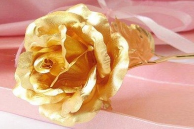 Thị trường quà tặng 8/3 ‘sốt xình xịch’ vì hoa tươi, hoa hồng dát vàng