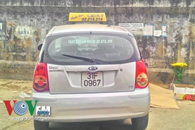 Đưa bé trai bị taxi mất lái đâm về nhà trong tâm trạng đau đớn