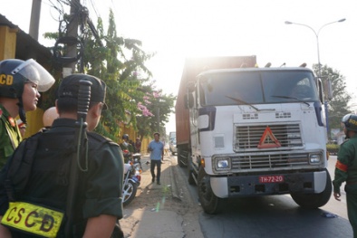 Liên tiếp bắt xe container mang biển đỏ giả ở Bình Dương