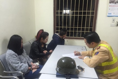 Phát hiện 2 xe SH 'mình ngọc, áo giấy', gái 'ôm' đầu trần đi chiều khách