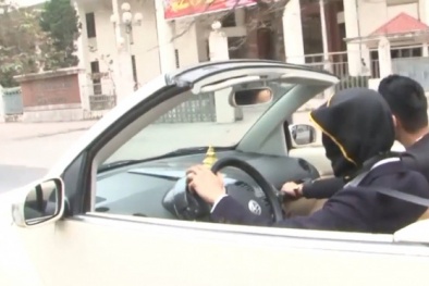 'Thanh niên cứng' bịt mắt lái ô tô giữa phố Hà Nội để diễn ảo thuật