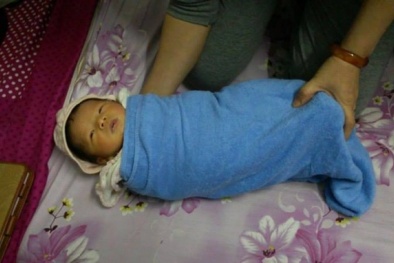 Chạnh lòng mầm sống bị bỏ rơi ngay cạnh thế giới của người chết