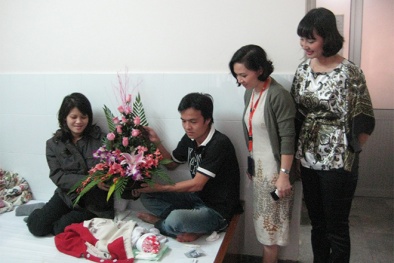 Vỡ òa giây phút bé trai đầu tiên tại Việt Nam chào đời ở độ cao 10.000 mét