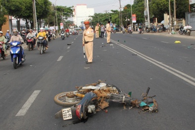 Taxi chở bệnh nhân cấp cứu đâm liên hoàn: Do quá vội?
