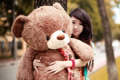 Khéo léo chọn quà tặng 8/3 ghi điểm với bạn gái mới quen