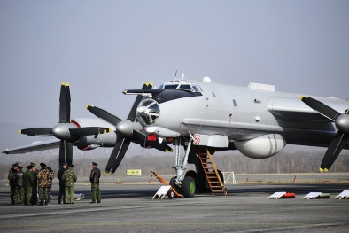 Uy lực của ‘sát thủ’ săn ngầm Tu-142 tuần tiễn Biển Đông 