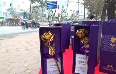 Bông hồng 'vàng 24K' siêu rẻ đổ bộ vỉa hè Hà Nội