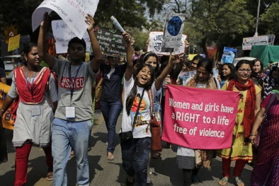 Phẫn nộ bé gái Ấn Độ bị hãm hiếp rồi thiêu sống ngay tại chỗ