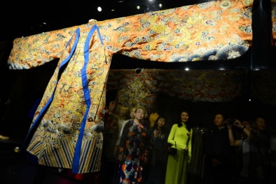 Trưng bày áo long bào Bảo Đại phục chế hơn 1 tỉ đồng