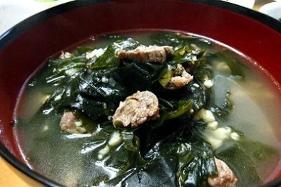 Canh rong biển thịt bò bổ dưỡng ngày trở lạnh