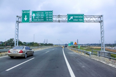 'Thẳng tay' xử lý vi phạm trên tuyến cao tốc Nội Bài - Lào Cai