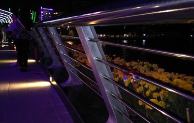 Ủng hộ gắn khóa tình yêu trên cầu đi bộ Cần Thơ