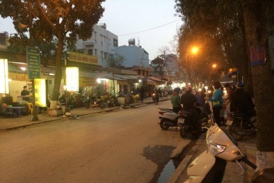 Vung dao chém lái xe lia lịa, bị phản đòn bằng điếu cày gục tại chỗ