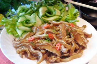 Cách làm tai heo xào sả ớt sần sật, thơm ngon