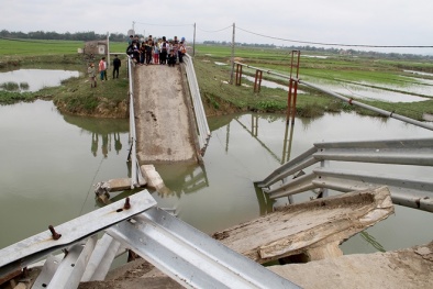 Cây cầu đổ sụp sau cú đâm 'trời giáng' của sà lan chở cát
