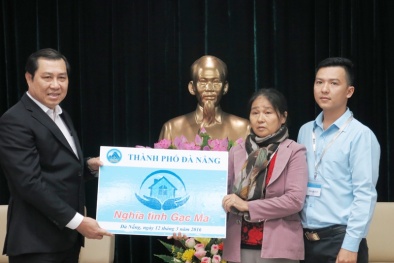 Gia đình liệt sĩ Gạc Ma nghẹn ngào ngày nhận chung cư từ UBND Đà Nẵng