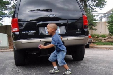 Ân hận tột cùng vì lùi xe cán chết con trai đang chơi trốn tìm