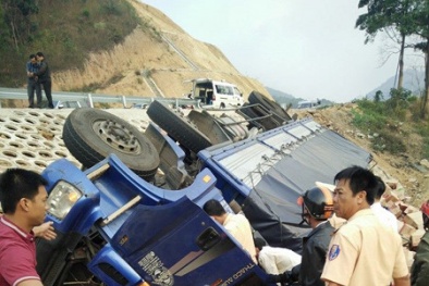 Giải cứu tài xế mắc kẹt trong xe tải lộn ngược bên vực sâu