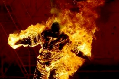 Người phụ nữ độc thân bốc cháy ngùn ngụt trên bãi biển