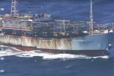 Xe chở khách du lịch Trung Quốc lao vào xe tải, lật nghiêng ở Sapa