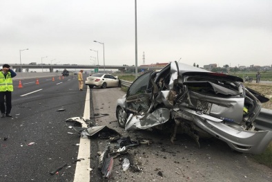 Xe Mercedes tông nát bét xe Ford trên cao tốc Hà Nội-Hải Phòng