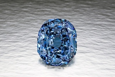 Cận cảnh viên kim cương xanh trong suốt không tì vết giá gần 800 tỷ đồng