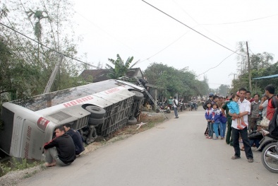 Bắc thang giải cứu 30 người hoảng loạn trong xe khách lật ngang
