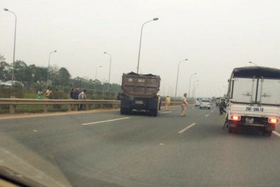 Hà Nội: Bị xe tải tông, một chiến sĩ CSGT nguy kịch