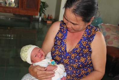 Chảy nước mắt thương bé sơ sinh bị bỏ rơi trong túi rác đầy kiến