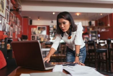 Dễ mắc bệnh đường ruột vì vi khuẩn tích tụ trên điện thoại, bàn phím