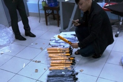 Dùi cui kim loại trái phép được vận chuyển trong các túi thư