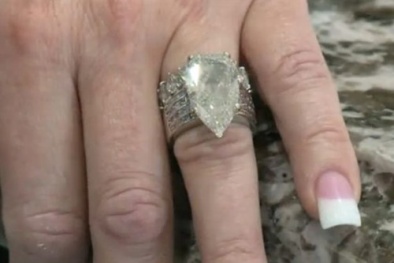 'Bơi' trong 7 tấn rác tìm nhẫn cưới trị giá gần 10 tỷ