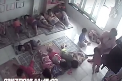 Sáng nay, cô giáo quăng trẻ như đồ vật phải giải trình với UBND 