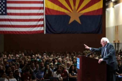 Người phụ nữ ở trần để phản đối Donald Trump