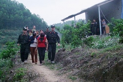 47 con bạc say sưa xóc đĩa ăn tiền trong căn nhà hoang trên đỉnh núi